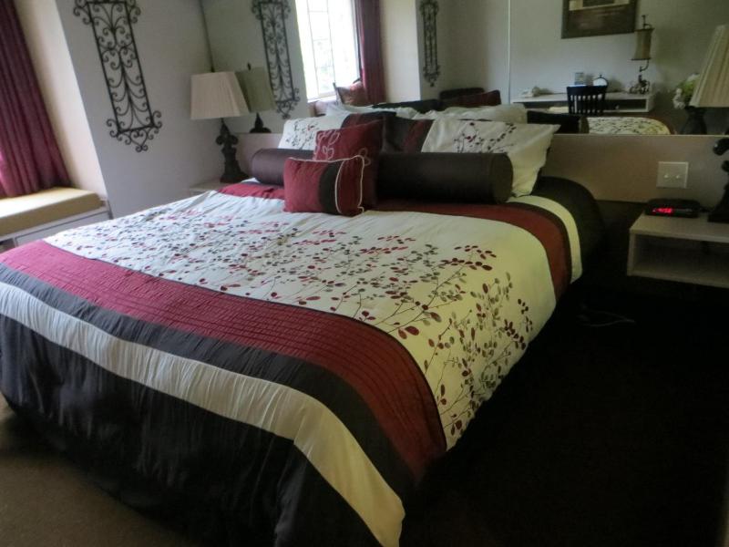 Queen Room - Non-Smoking image 4