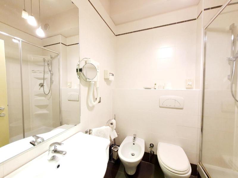 Standard Twin Room image 4