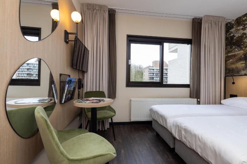 Small Double Room image 4
