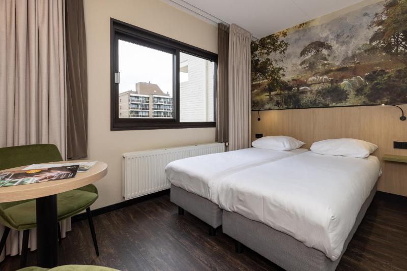 Small Double Room image 3
