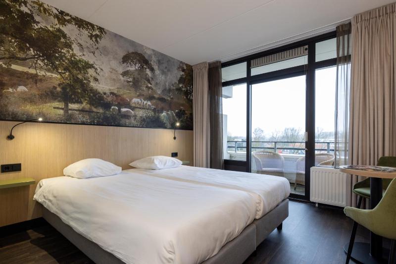 Standard Double Room with Balcony image 3