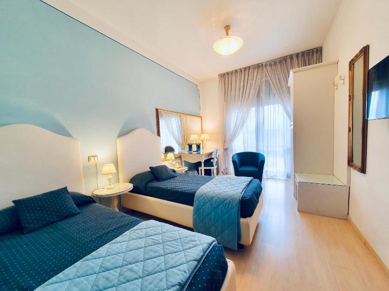 Standard Twin Room image 1