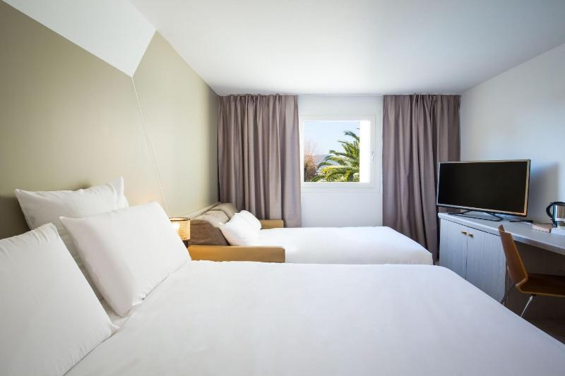 Classic Family Room with Double Bed and Single Sofa Bed  image 4