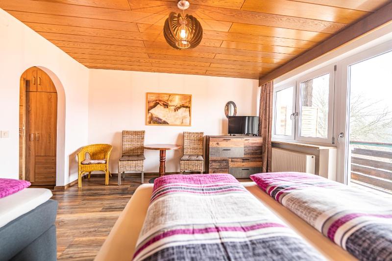 Triple Room with comfort box-spring bed image 4