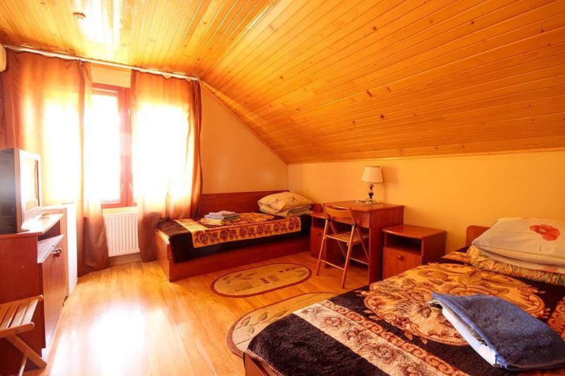 Twin Room with Bath image 1