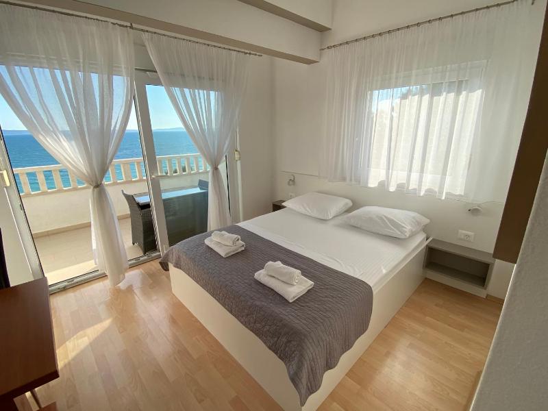 Room with a view (No Balcony - No Kitchen) image 1