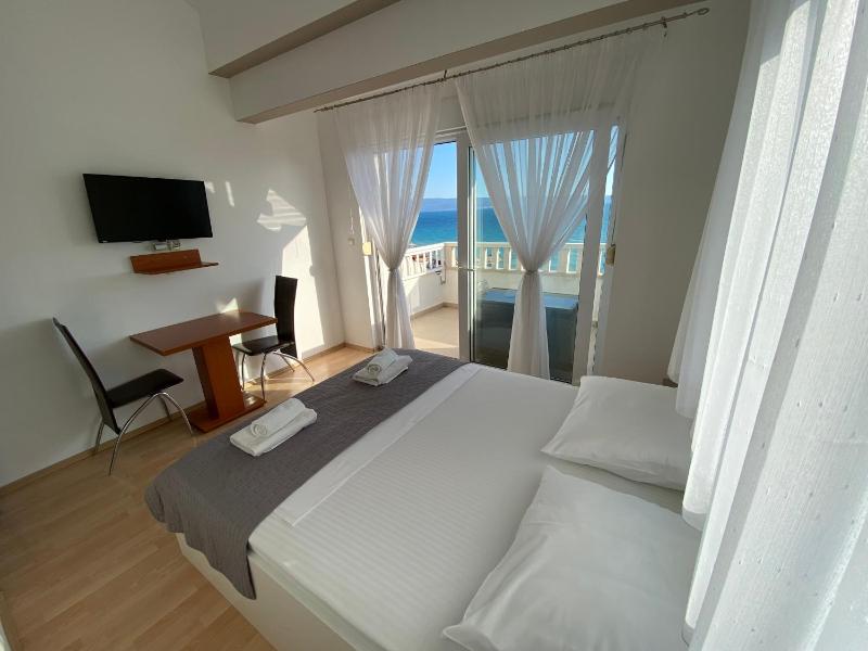 Double Room with Balcony (No kitchen) image 4