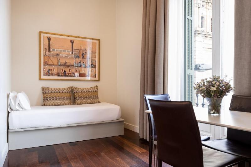 Deluxe Double Room image 3