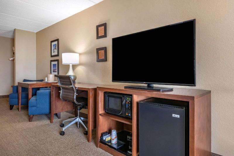 Queen Suite with Sofa Bed - Non-Smoking image 3