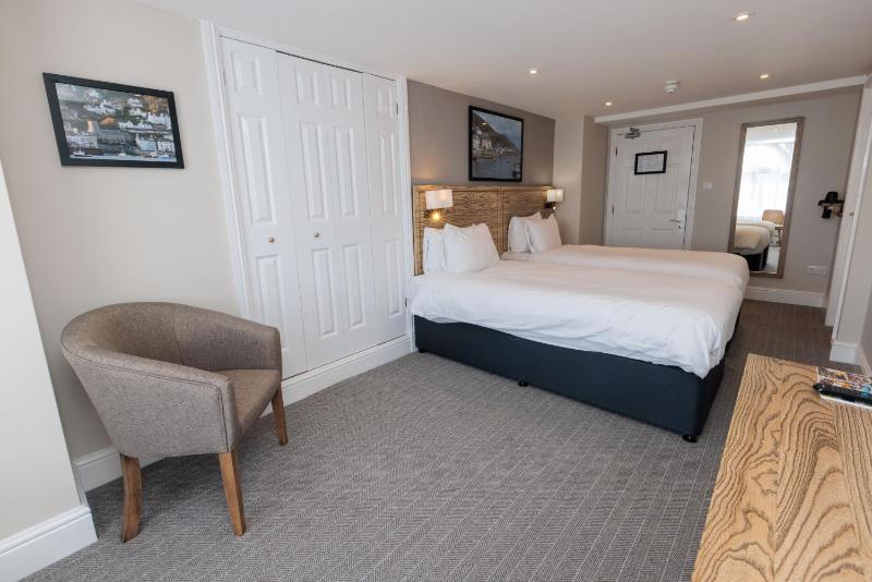 Twin Room image 4
