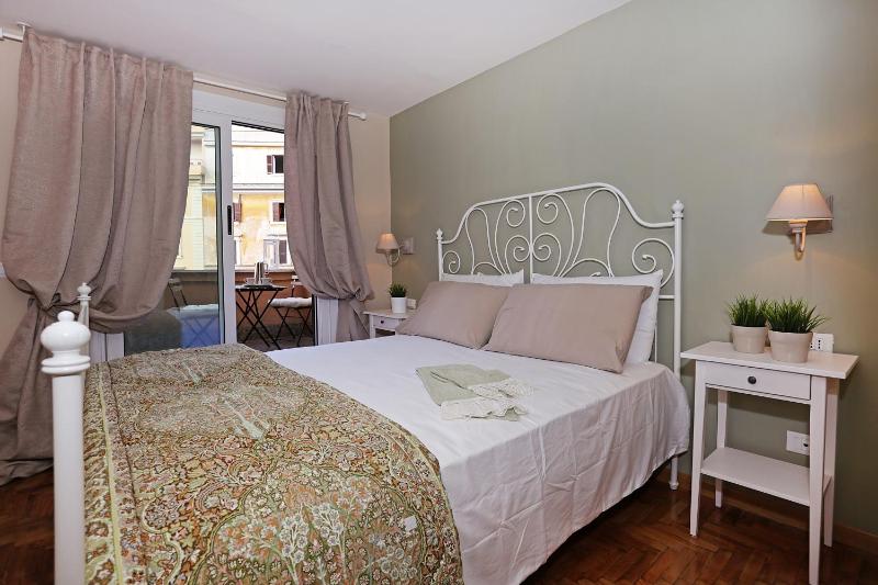 Double Room with Balcony image 4