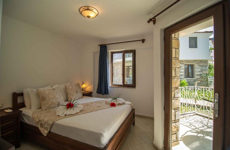 Standard Double Room image 4