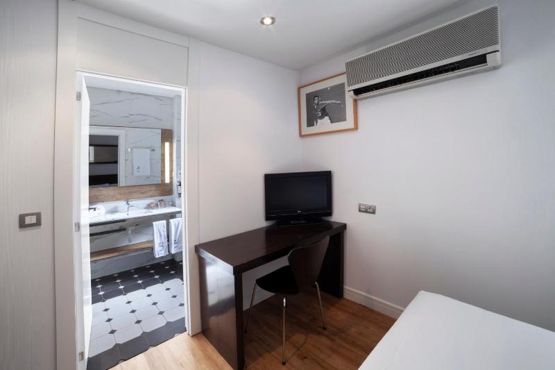 Interior Double Room image 4