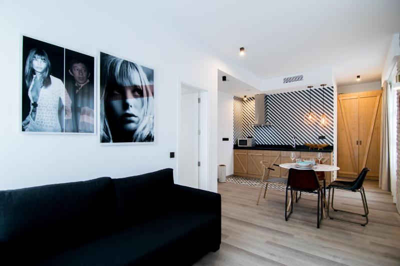 Standard Family Room image 1