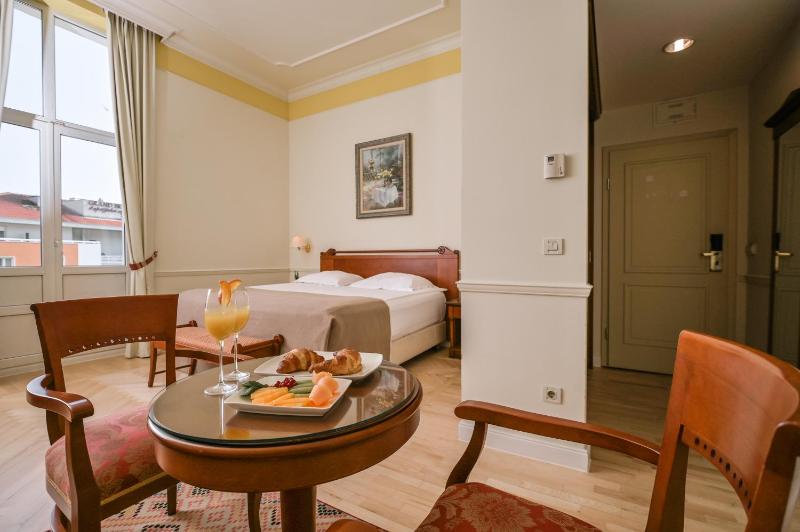 Standard Double or Twin Room image 3
