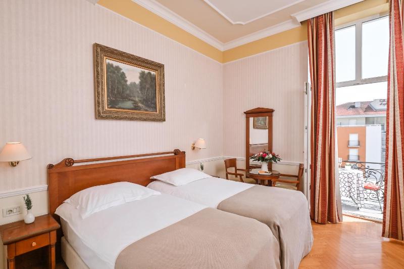 Standard Double or Twin Room with Sea View image 3