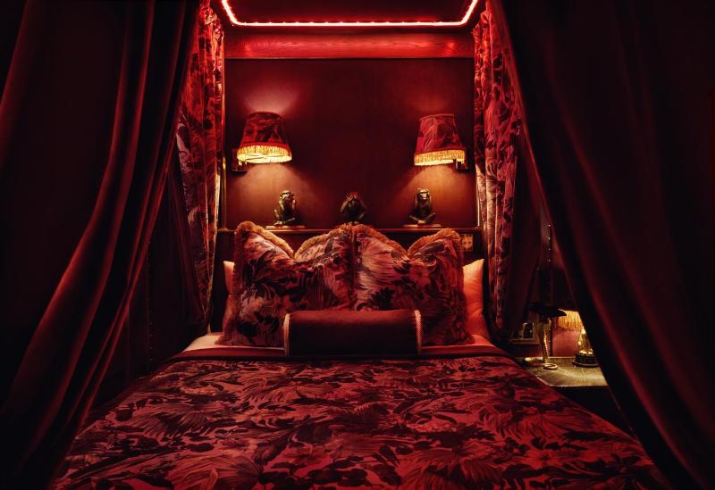 Four Poster Classic Room image 4