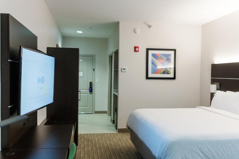 Standard King Room image 1