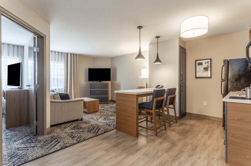 One-Bedroom Suite image 3
