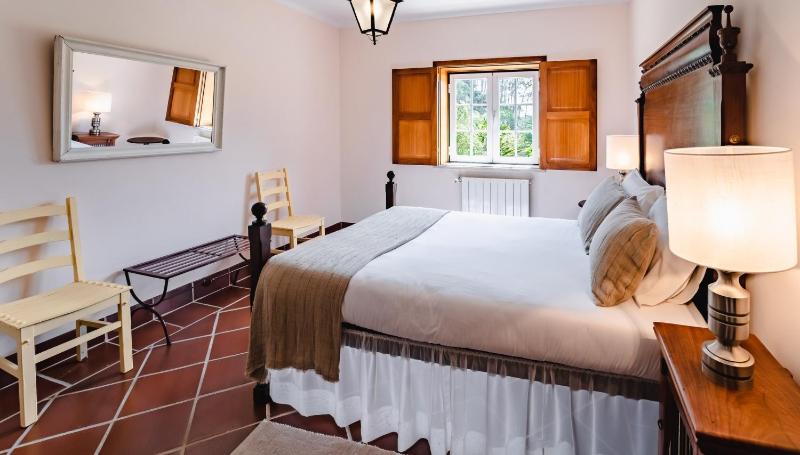 Double or Twin Room image 3