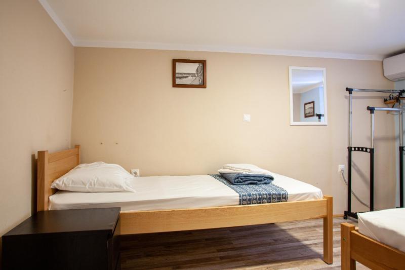 Twin Room with Shared Bathroom image 3