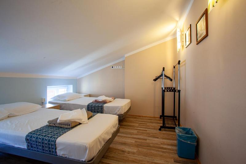 Triple Room with Shared Bathroom image 2