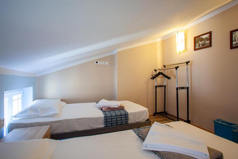 Triple Room with Shared Bathroom image 4