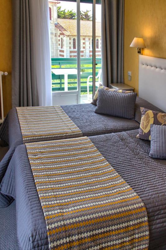 Superior Twin Room image 2