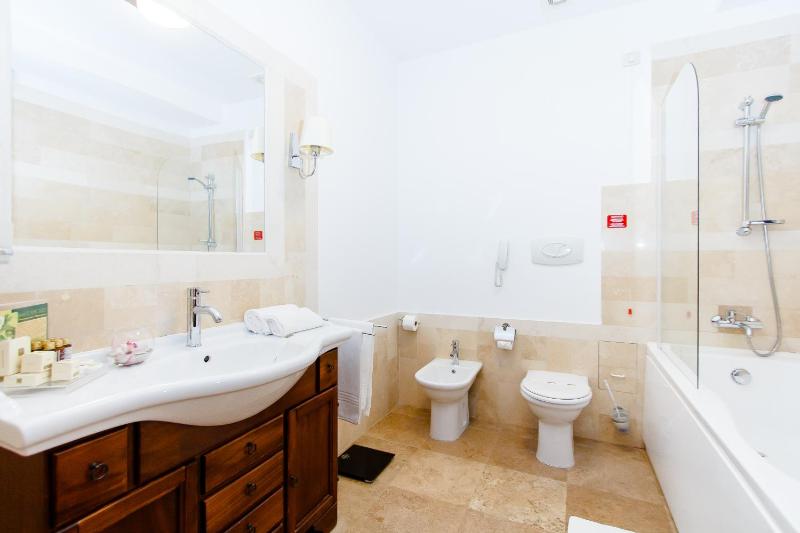 Executive Twin Room image 3