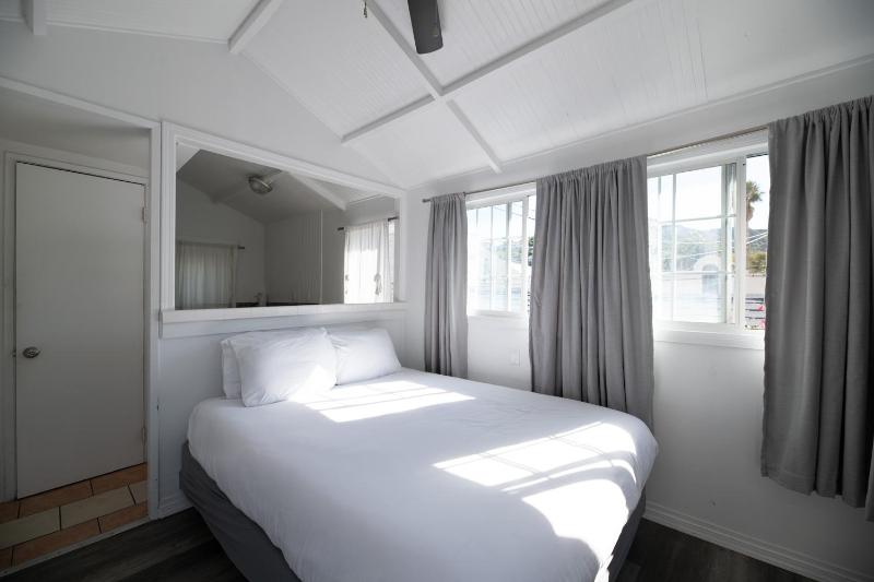 Queen Room with Kitchenette image 1