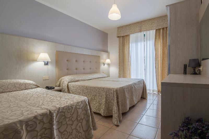 Classic Triple Room image 2