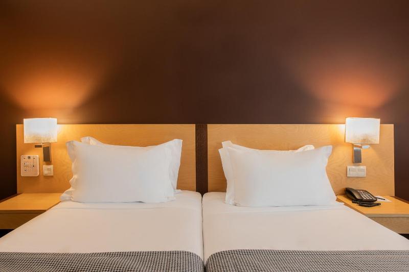 Comfort Twin Room image 4