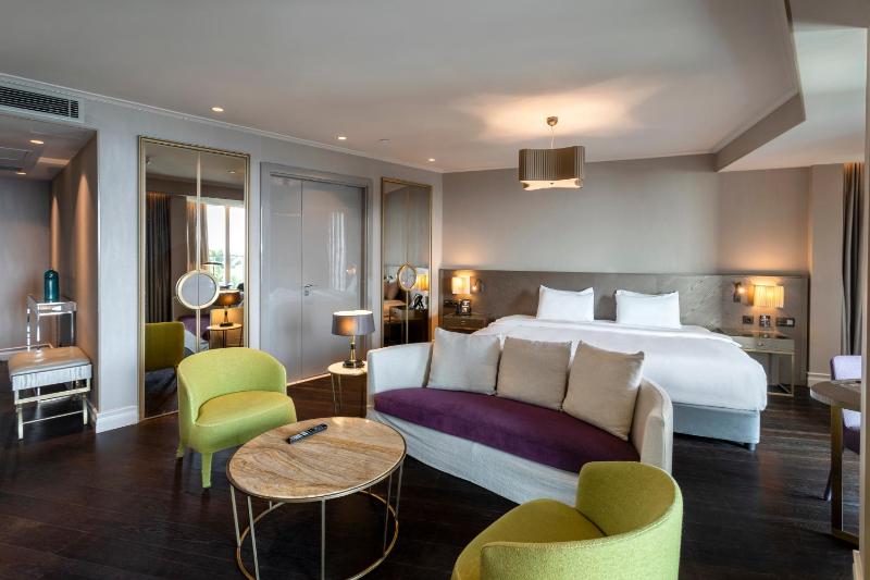 Junior Suite with Balcony and Sea View image 2