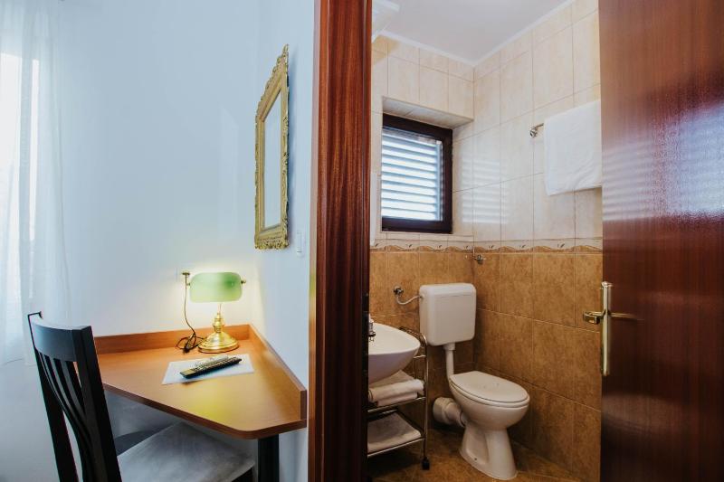 Economy Double Room image 4
