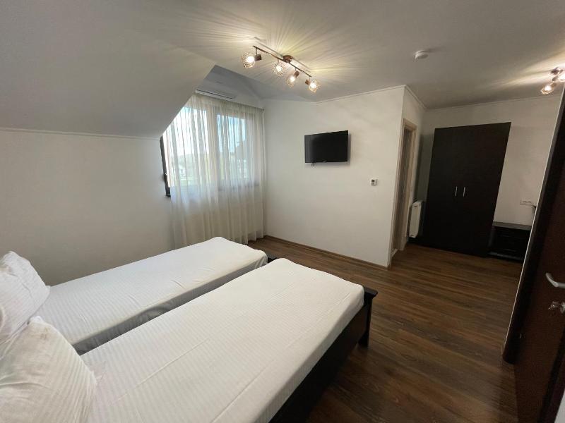 Triple Room with Bathroom image 1