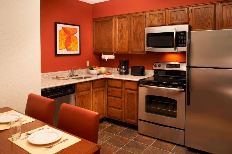 Two Bedroom Suite - Queen Each Room image 3
