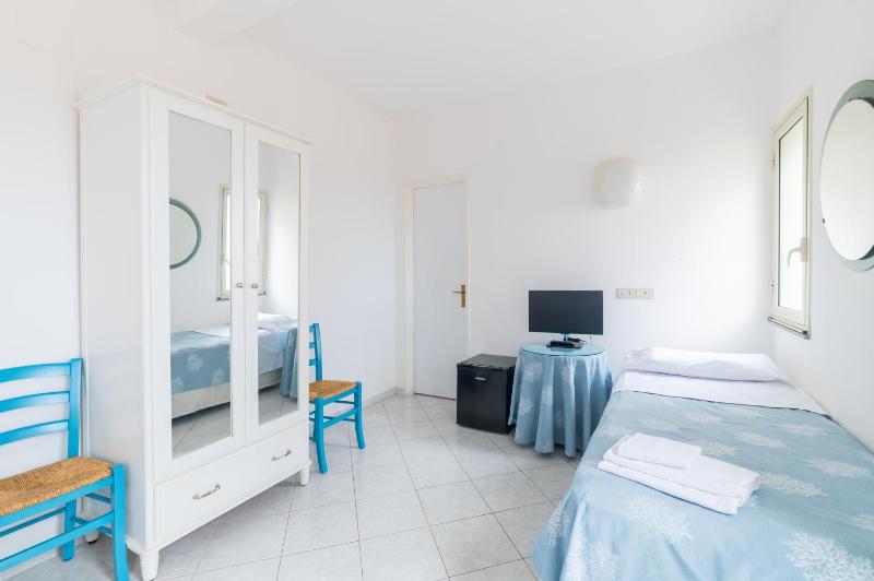 Economy Triple Room image 3
