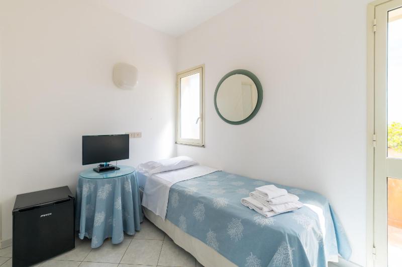 Economy Triple Room image 4