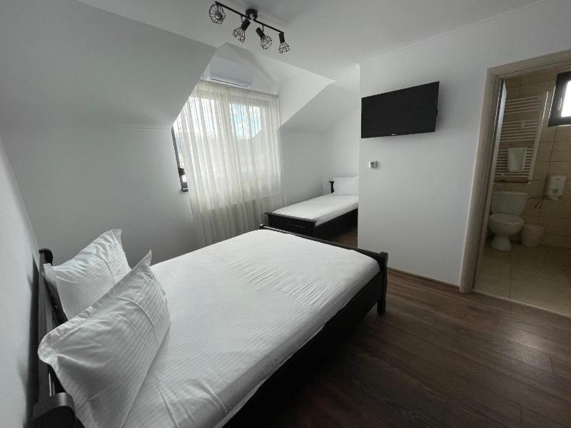 Triple Room with Bathroom image 3