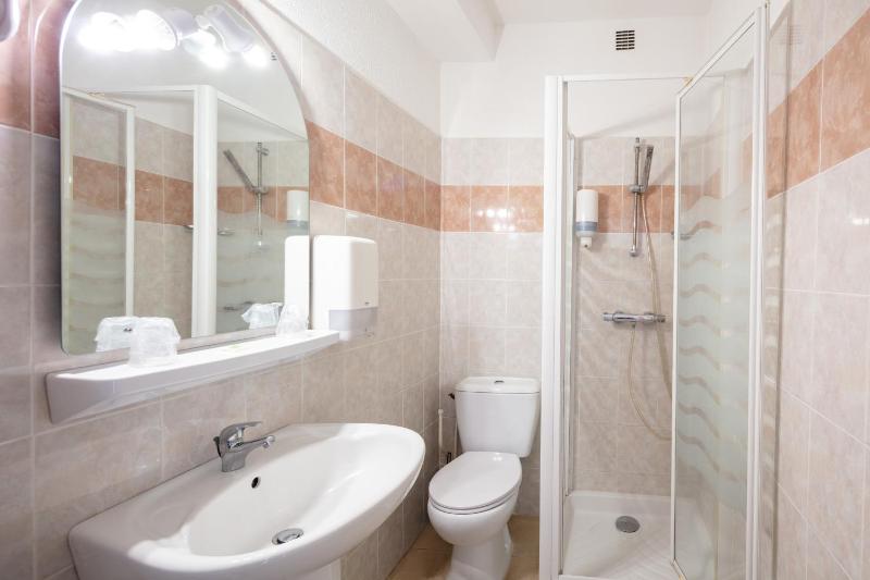 Standard Double Room image 3