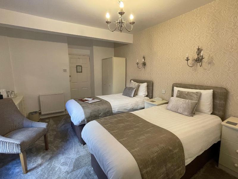 Twin Room image 3