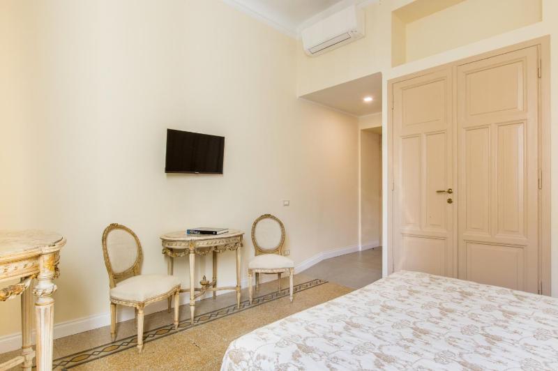 Deluxe Double or Twin Room image 3