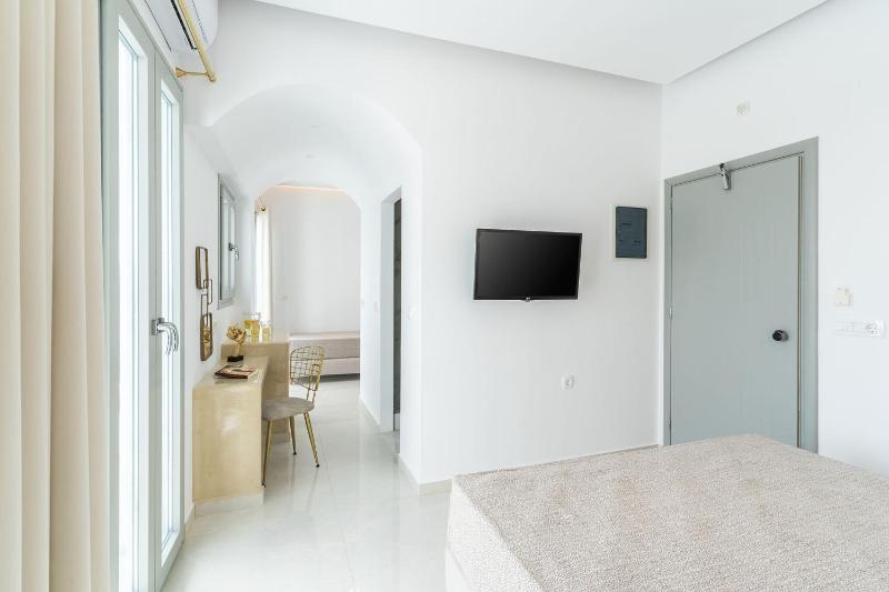 King Suite with Balcony image 4