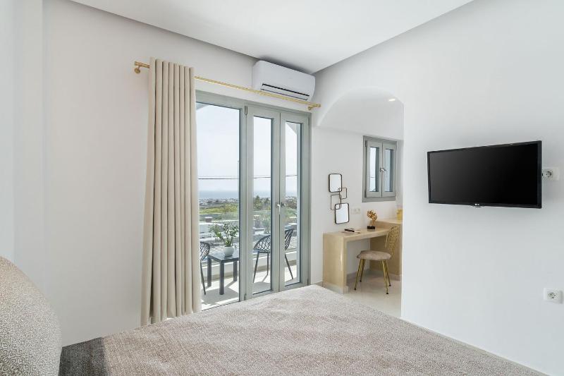 King Suite with Balcony image 1