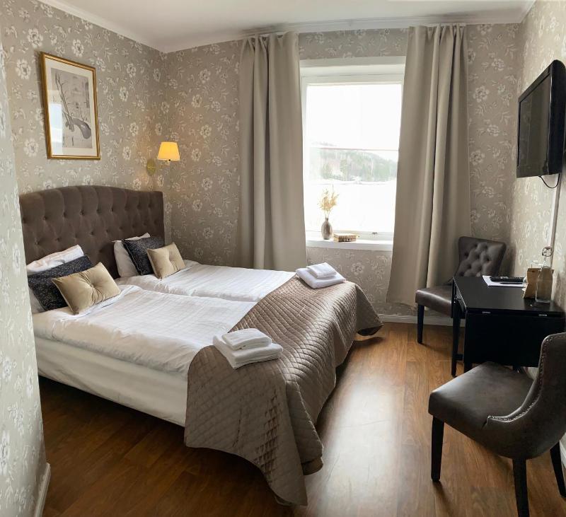 Standard Twin Room image 3