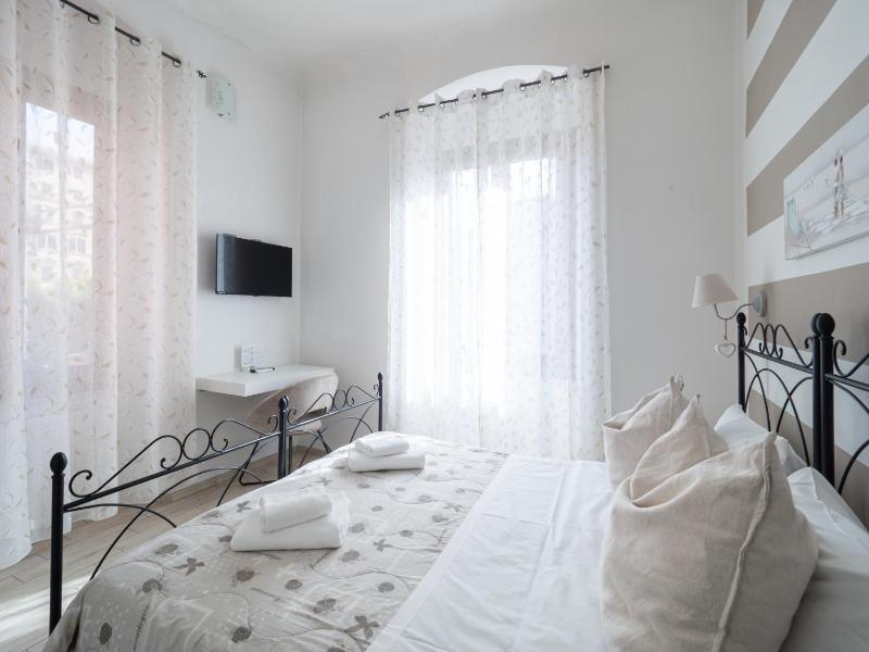 Comfort Triple Room with Two Private Bathrooms image 1
