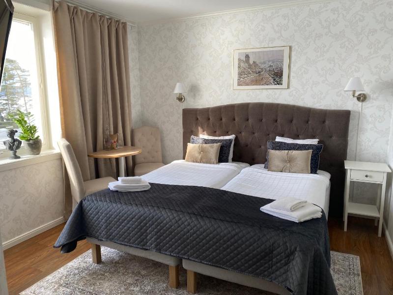 Standard Twin Room image 4