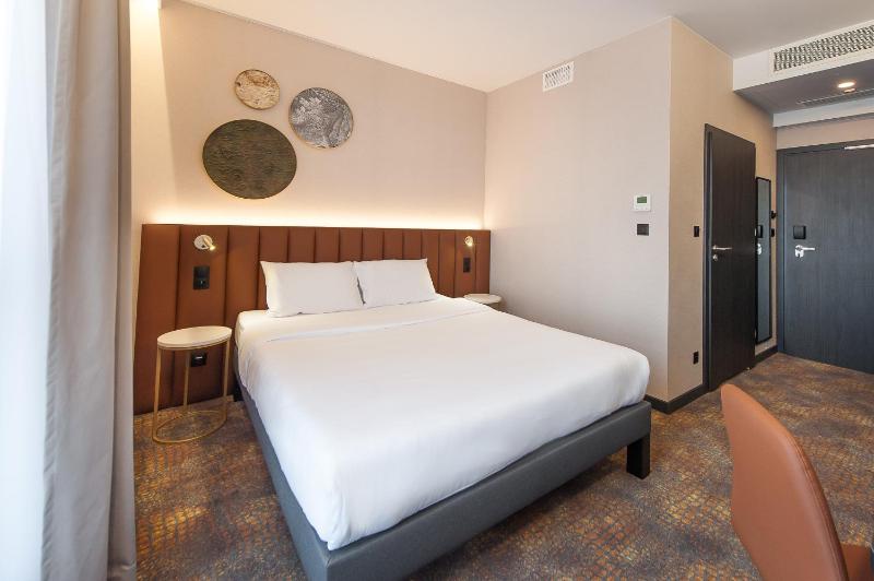 Standard Queen Room image 3