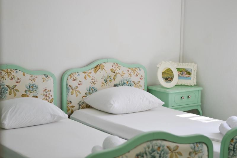 Twin Room with Shared Bathroom image 4
