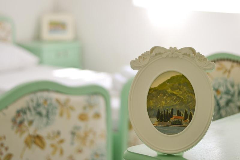 Twin Room with Shared Bathroom image 2